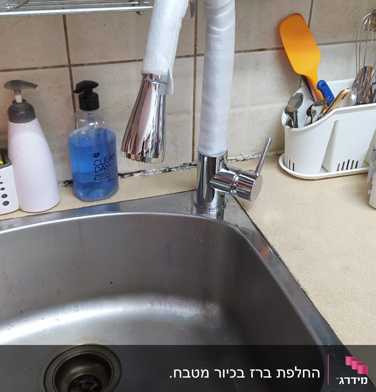 ברז מטבח עם צינור מבודד בספוג לבן